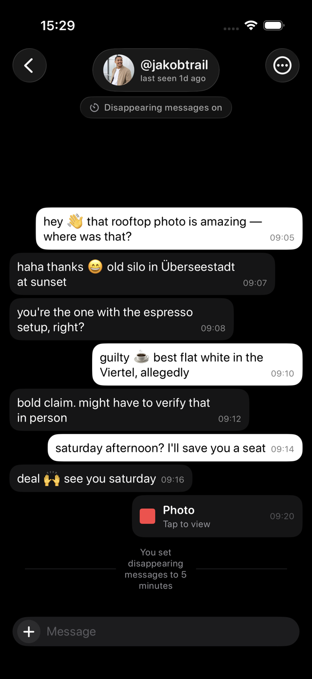 Abbs dark-mode chat with disappearing messages enabled and a one-time photo